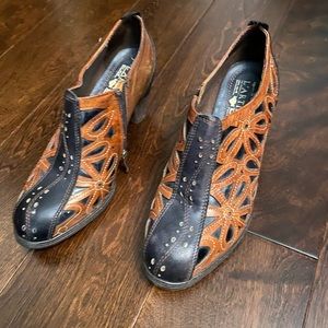 L’Artiste by Spring Step booties